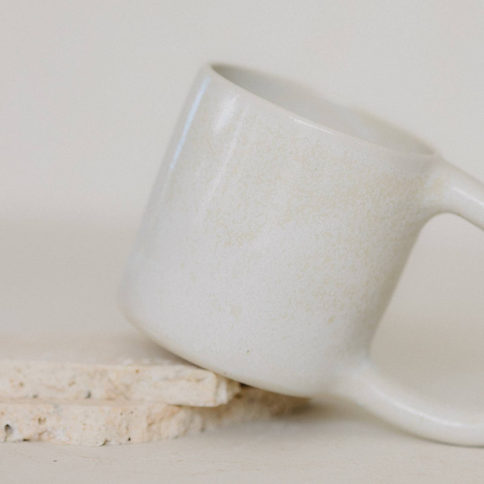 Grande tasse en céramique - Fait main Blanc moucheté